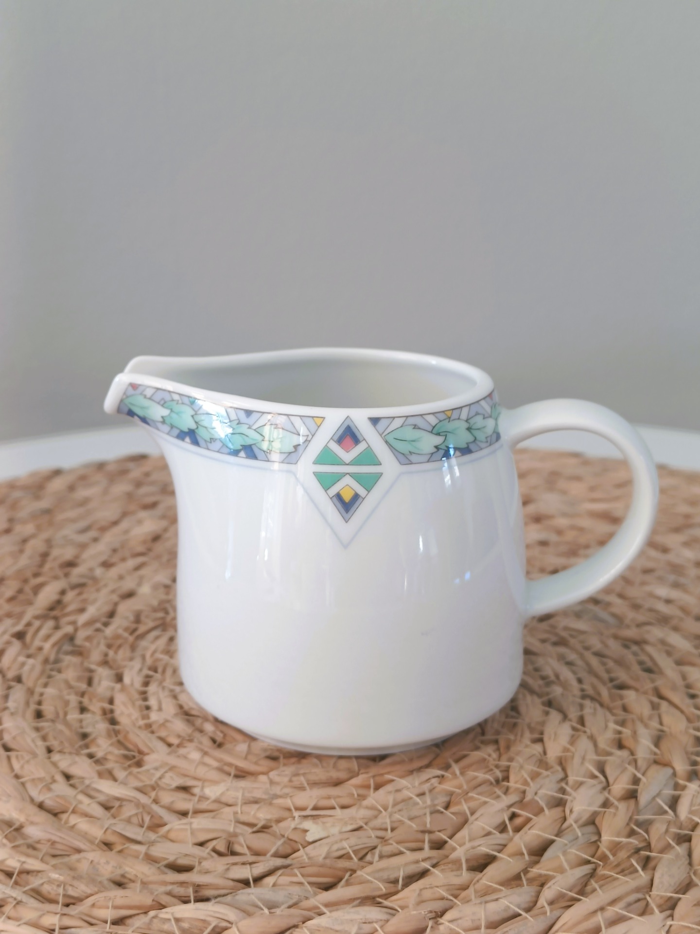 Witte melkkan met kleurrijke geometrische en bloemenprint'van het merk Arzberg