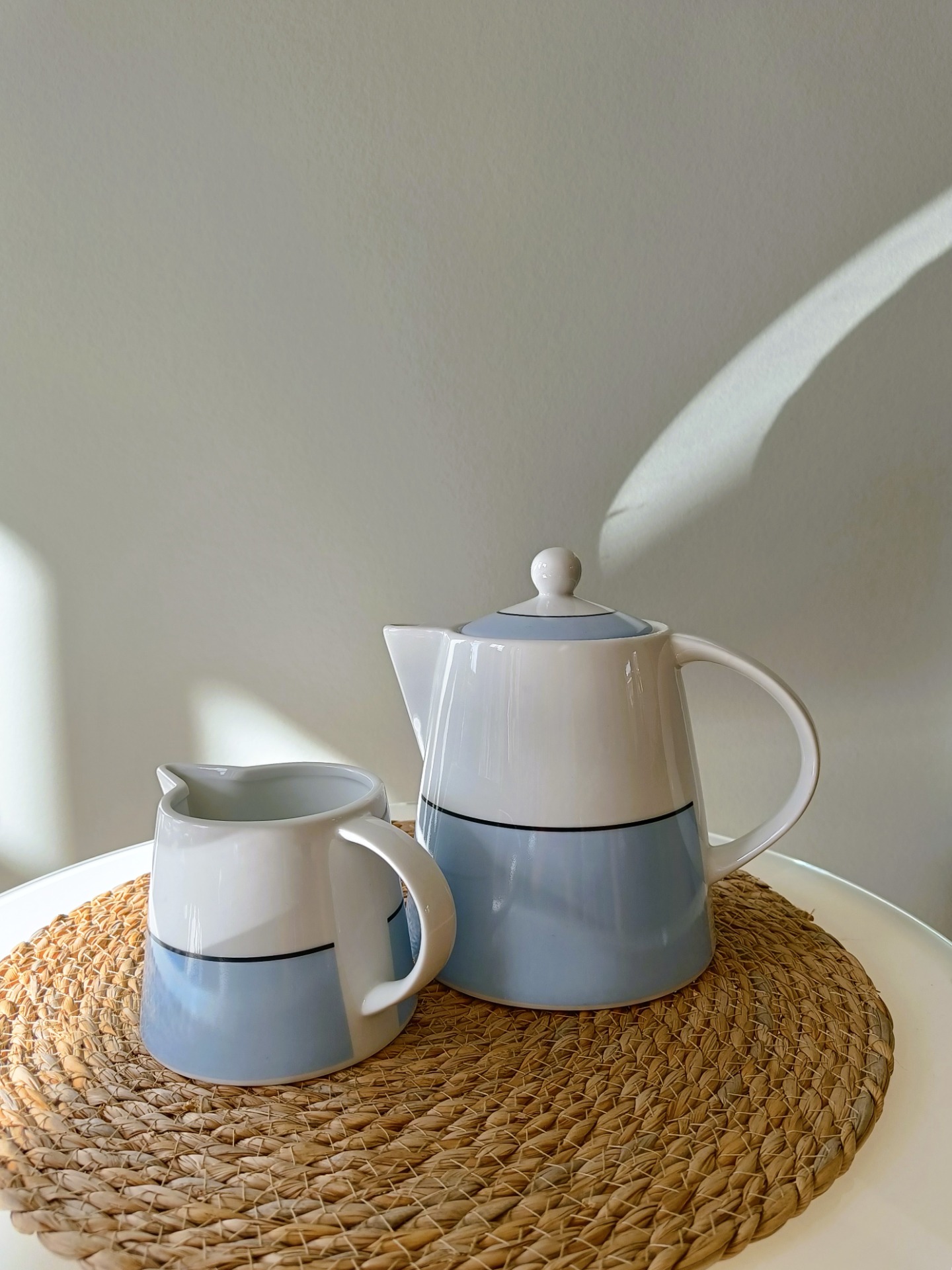 Witte met blauwe theepot en melkkan van het merk Sign in Scandinavisch vintage vormgeving