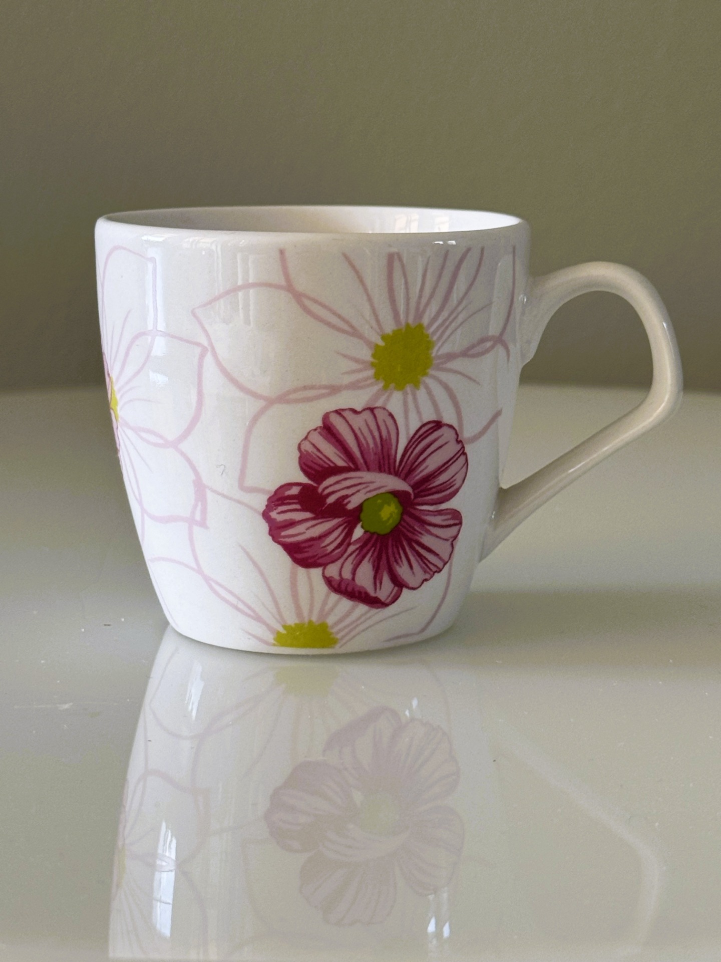 Witte mok met roze bloemen