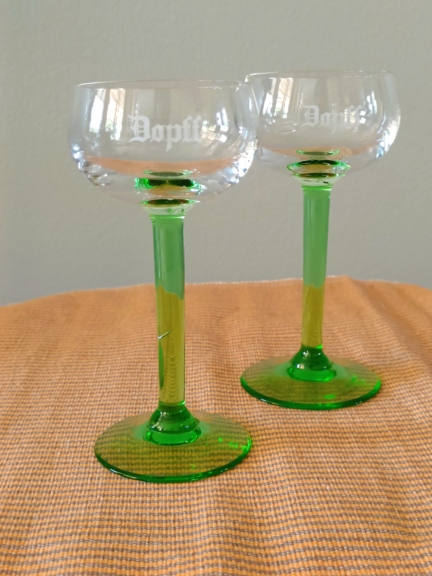 Dopff wijnglas op groene steel en voet
