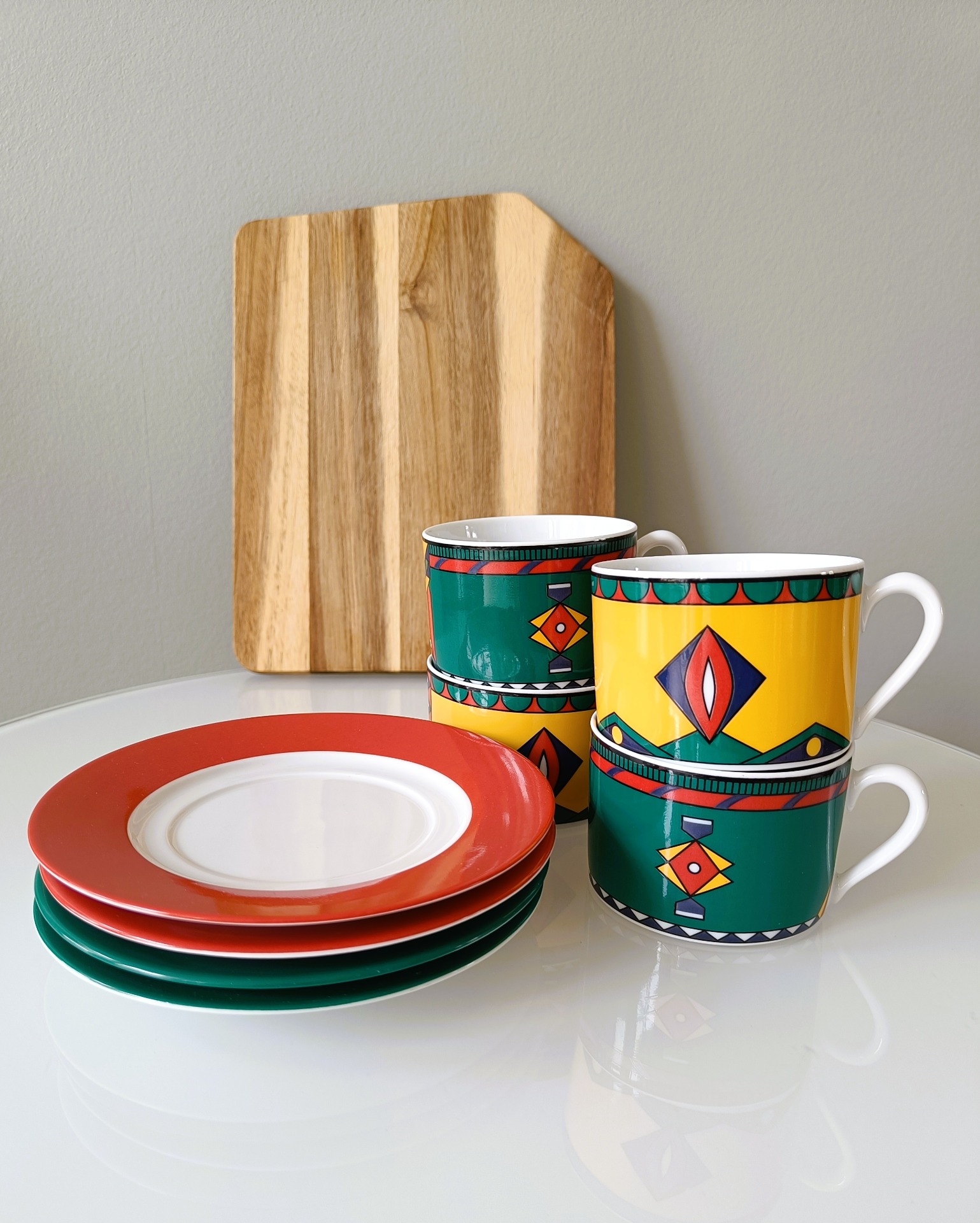 Kahla kleurrijke mokken met schotels met bijzondere print