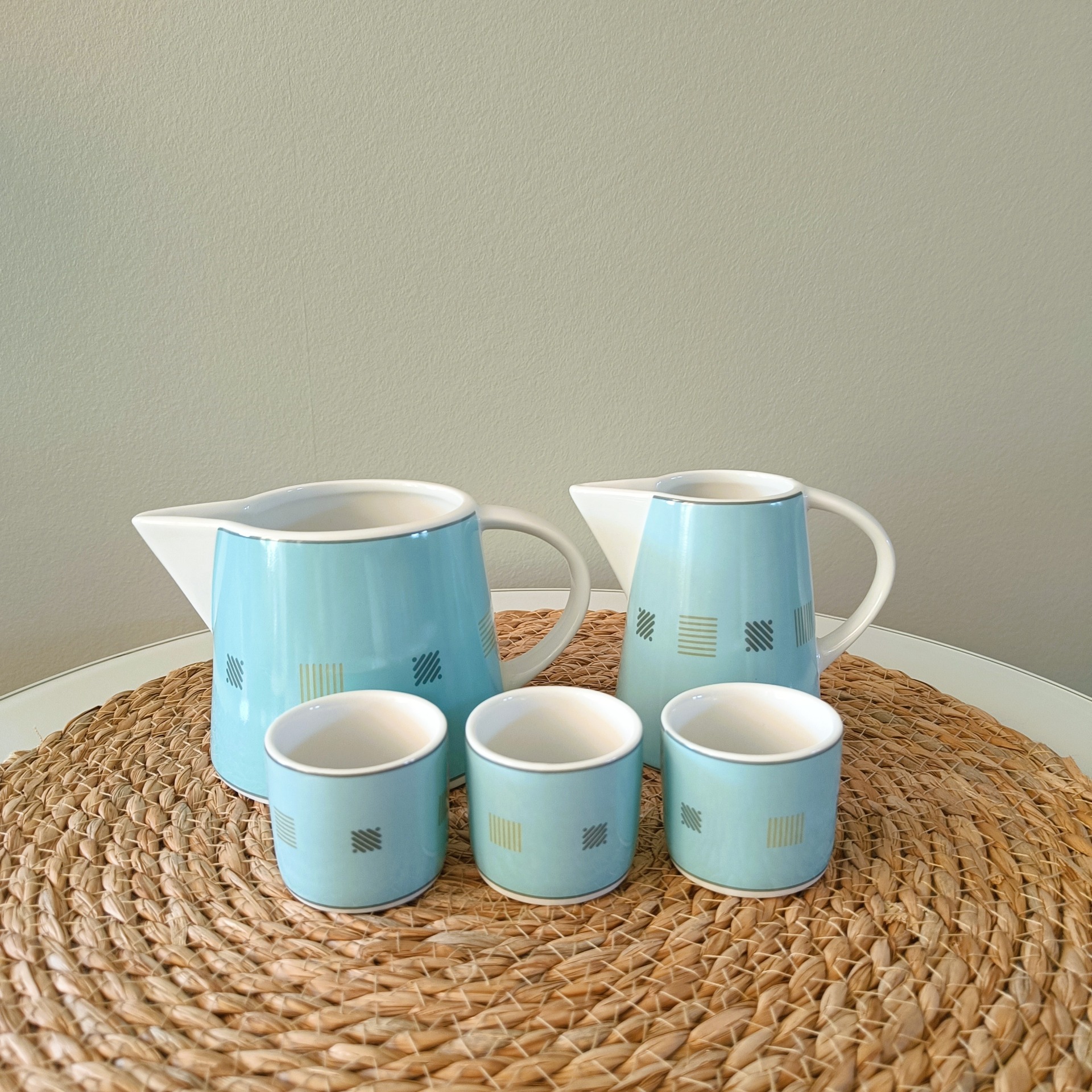 Ontbijtset L. Dake & Zn – pastelblauw keramiek – melkkannetjes & eierdopjes – jaren 80 vintage